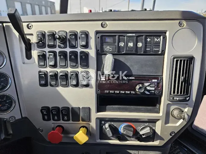 2017 MACK CXU613