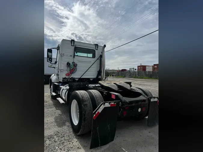 2019 VOLVO VNL42T 300