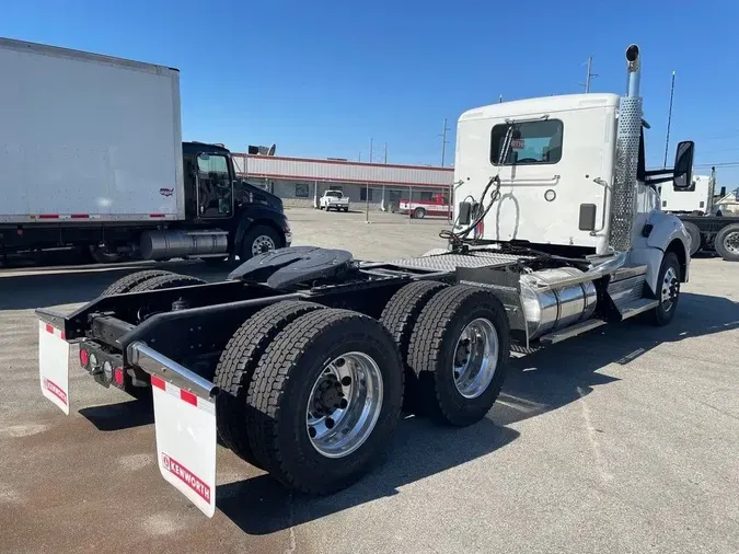 2025 Kenworth T880