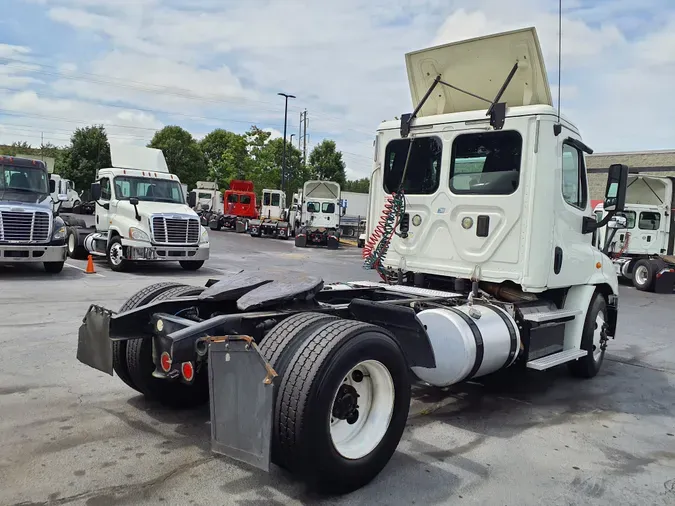 2016 FREIGHTLINER/MERCEDES CASCADIA 113