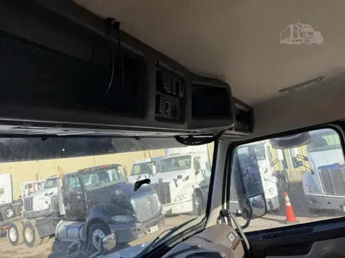 2018 VOLVO VNR64T300