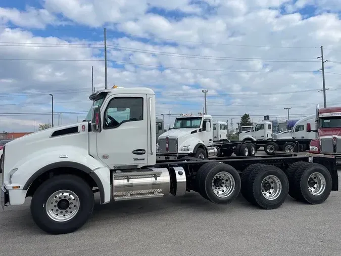 2025 Kenworth T880