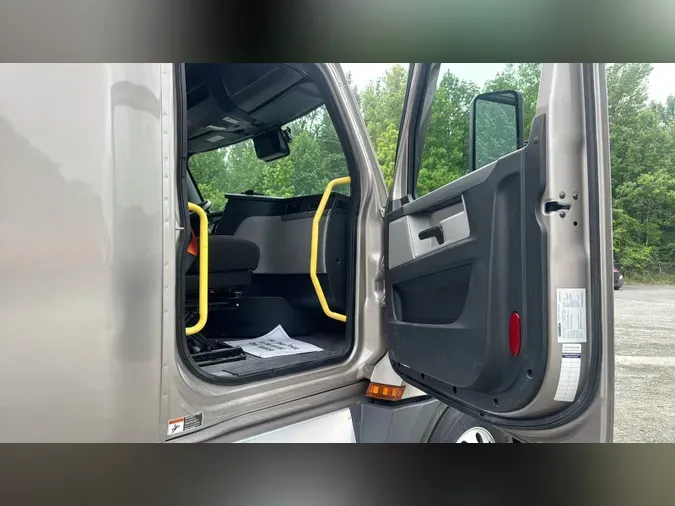 2022 Freightliner Cascadia 126