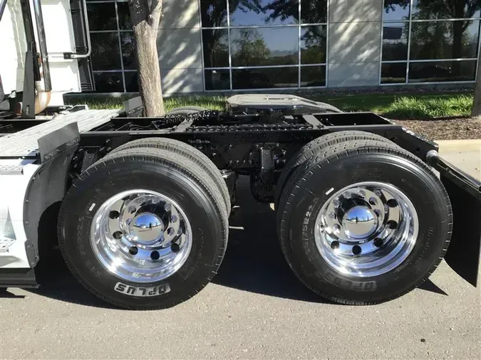 2019 VOLVO VNL760