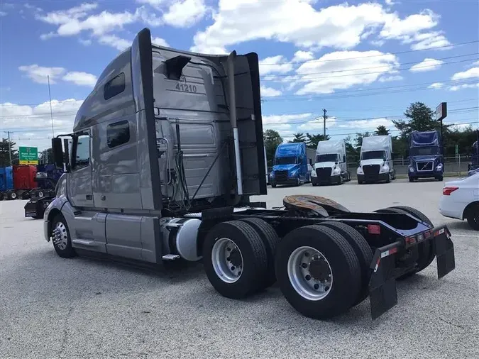 2021 VOLVO VNL760