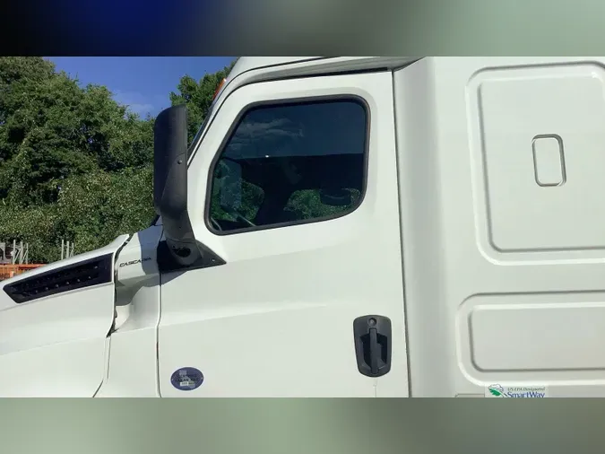 2020 Freightliner Cascadia 126