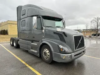2017 VOLVO VNL64780