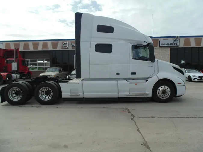 2025 VOLVO VNL64T760