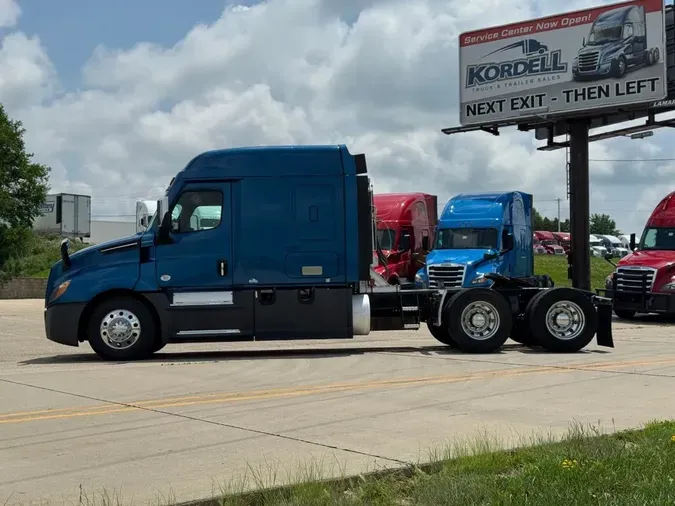 2021 FREIGHTLINER Cascadia 126
