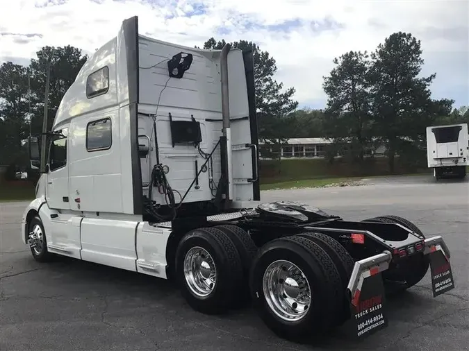 2020 VOLVO VNL860