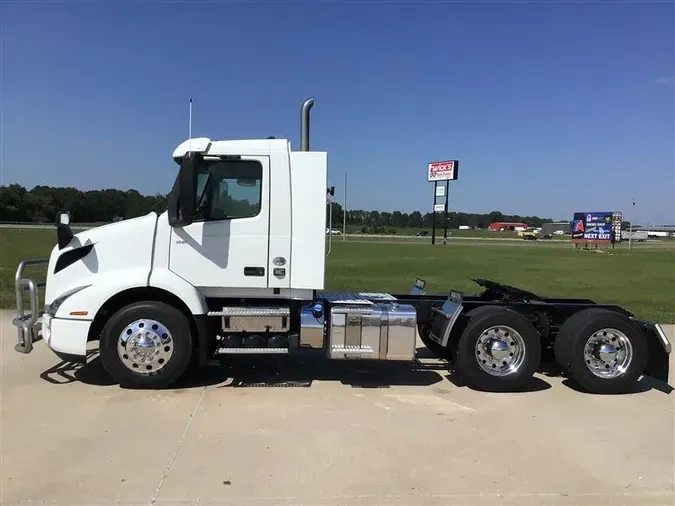 2022 VOLVO VNR64T300