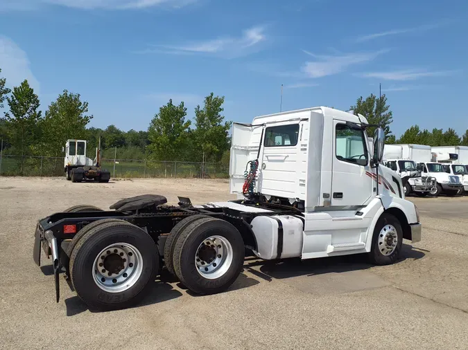 2017 VOLVO VNL64TRACTOR