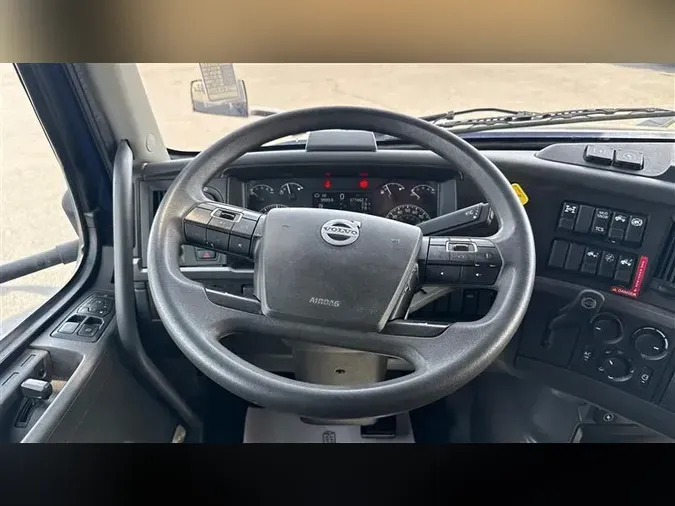 2022 VOLVO VNL760