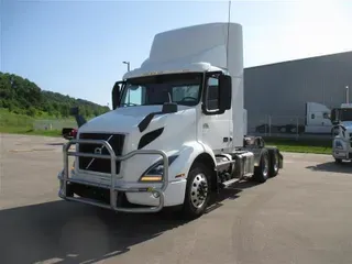 2022 VOLVO VNR300