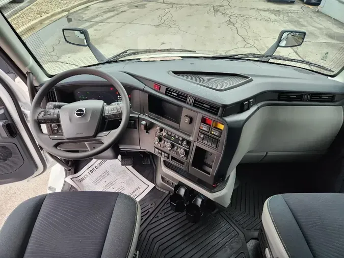 2025 VOLVO VNL64T860