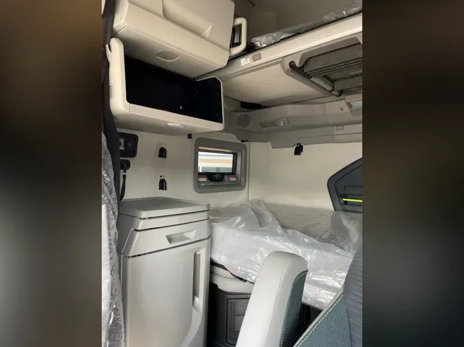 2025 VOLVO VNL64T860