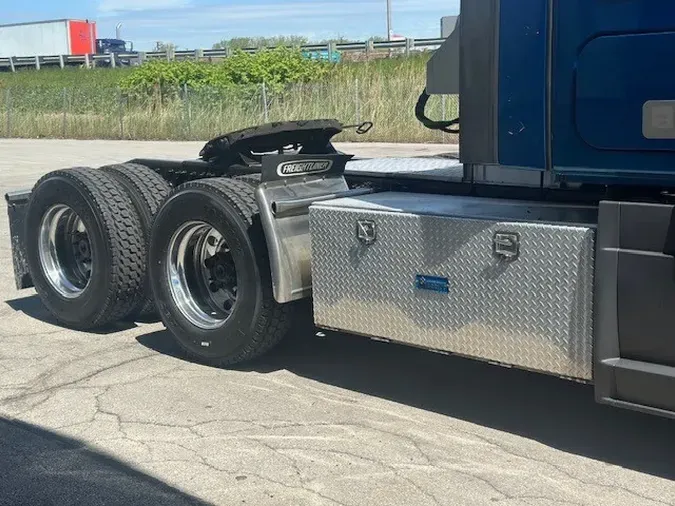 2021 FREIGHTLINER Cascadia 126