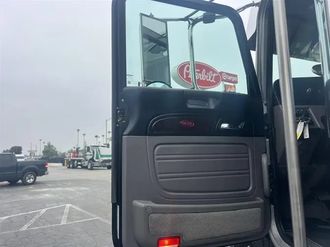 2023 Peterbilt 389