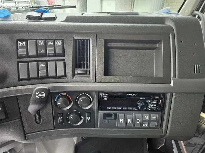 2020 VOLVO VNL64T760