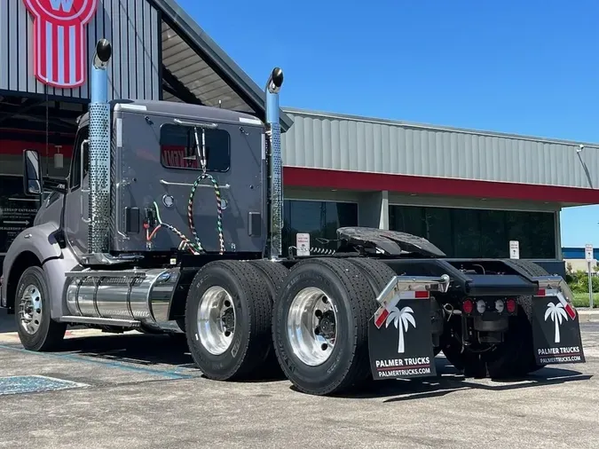 2025 Kenworth T880