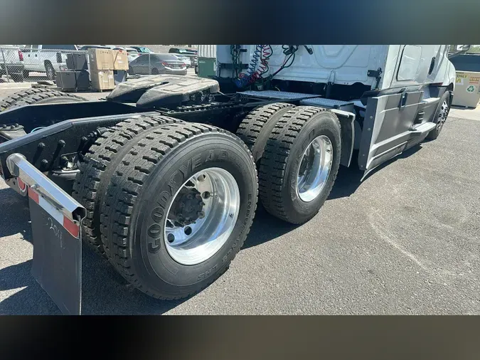 2021 Freightliner Cascadia 126