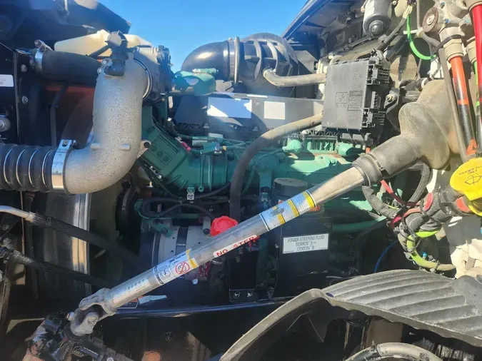 2021 VOLVO VNR64T640