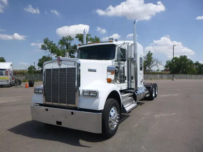 2023 Kenworth W900