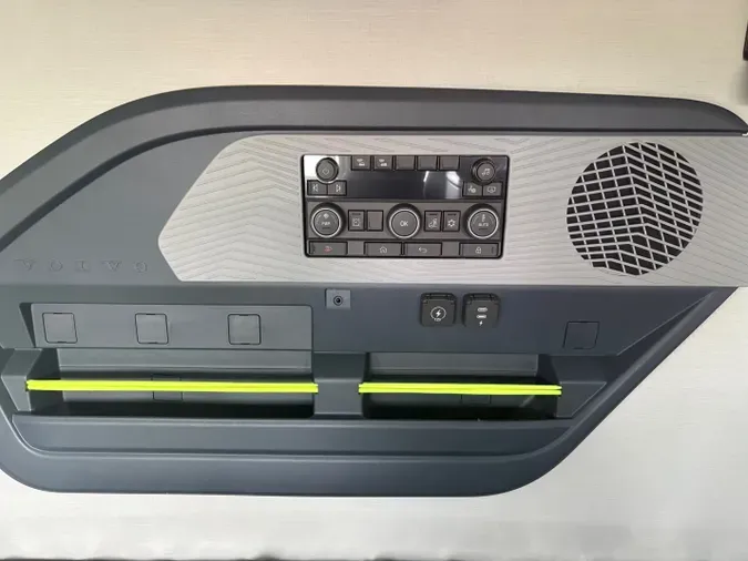 2025 VOLVO TRUCK VNL64TV04