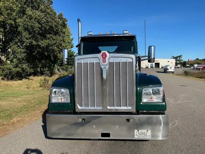 2022 Kenworth W990