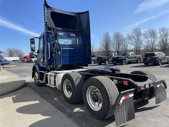 2020 VOLVO VNR300