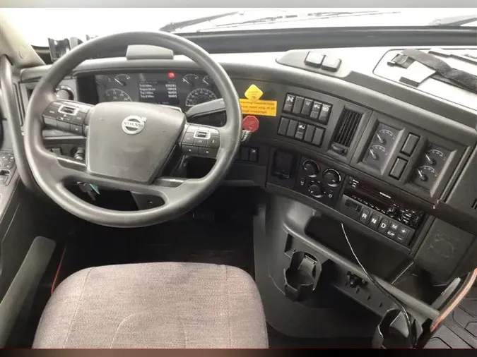 2019 VOLVO VNL740