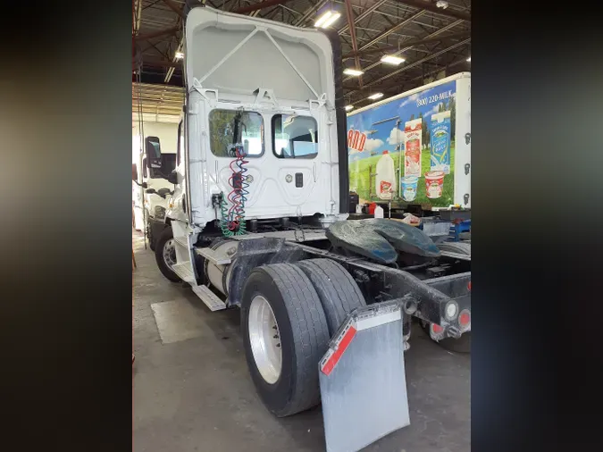 2017 FREIGHTLINER/MERCEDES CASCADIA 113