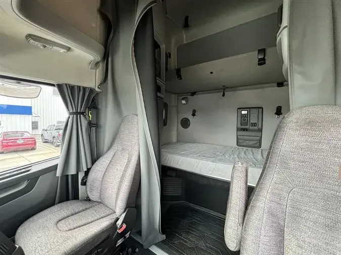 2019 VOLVO VNL760