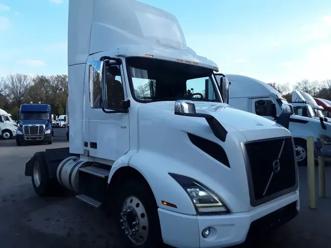 2019 VOLVO VNR42T 300