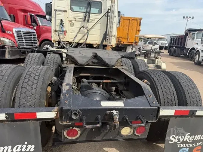2015 VOLVO VNL64T300