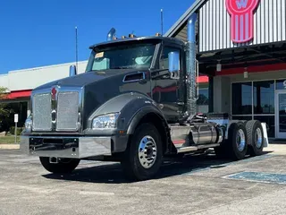 2025 Kenworth T880