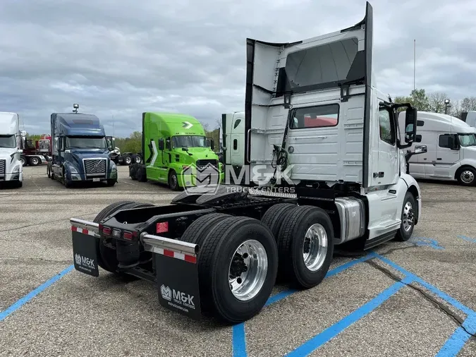 2025 VOLVO VNL64T300