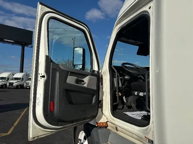 2021 Freightliner T12664ST