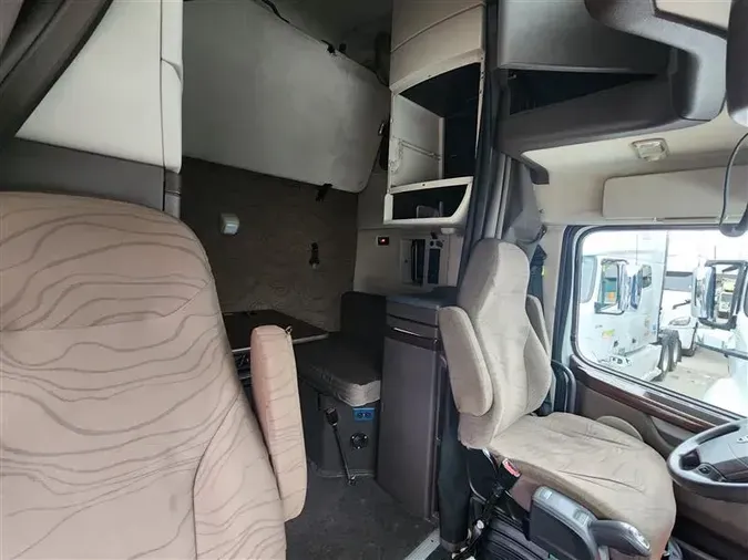 2018 VOLVO VNL670