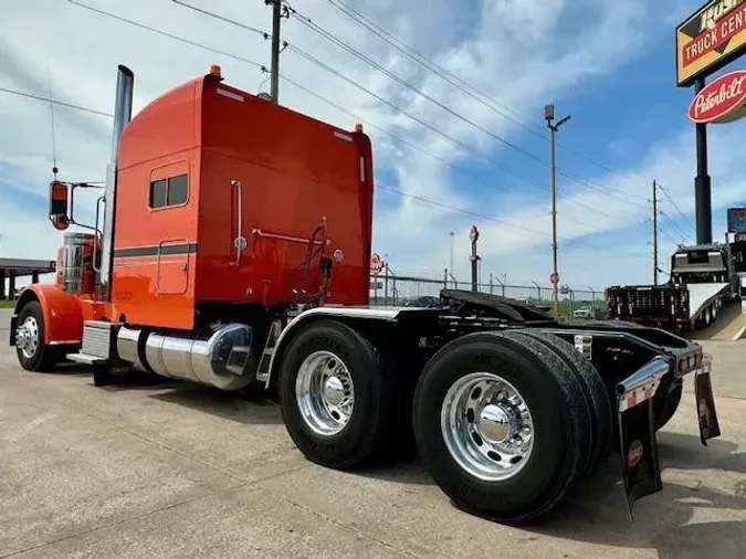 2023 Peterbilt 389