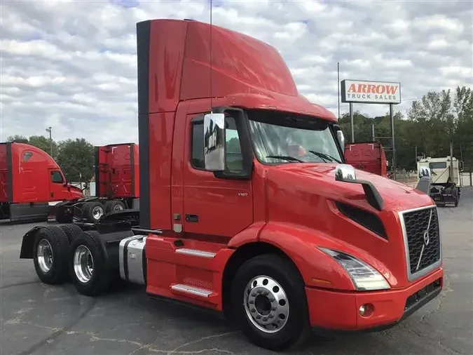 2020 VOLVO VNR300