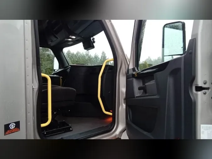 2024 Freightliner Cascadia 12687fcd11f3a4fd6aca2c31d30e05b9d43