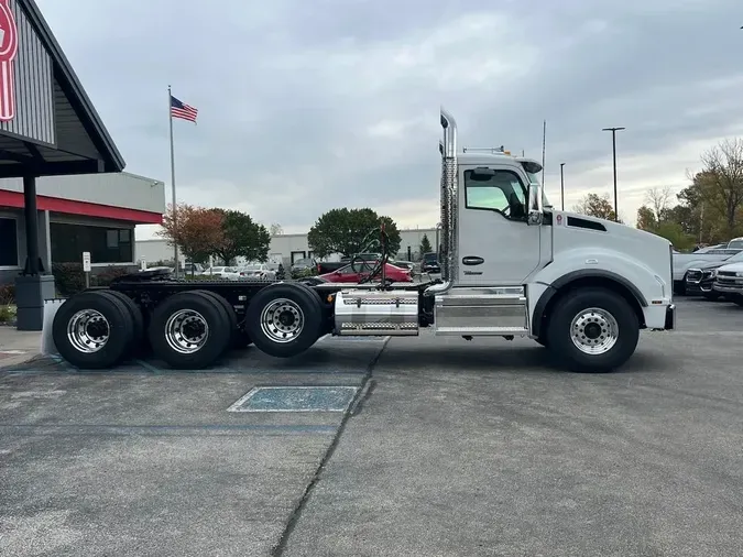 2025 Kenworth T880