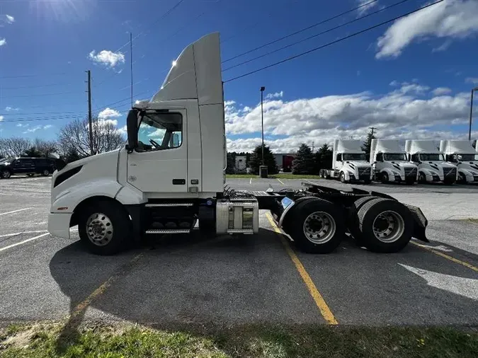 2019 VOLVO VNL300