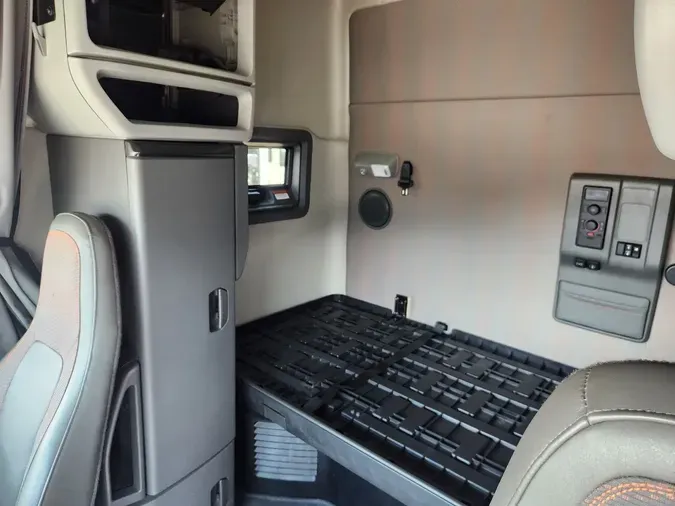 2024 VOLVO VNL64T740