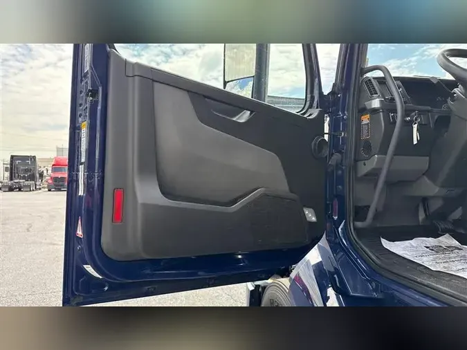 2022 VOLVO VNL760