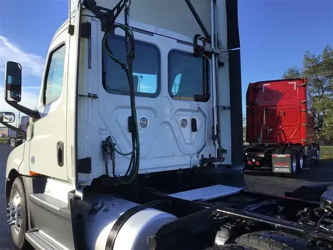 2020 FREIGHTLINER CA126