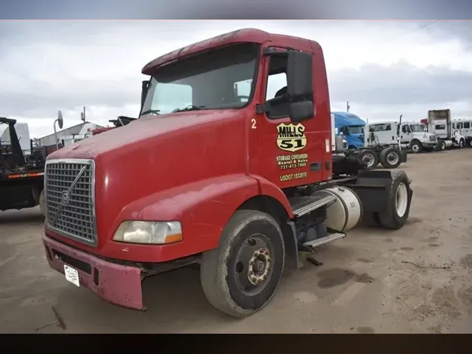 2004 VOLVO VNM42T200