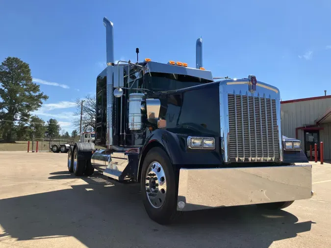 2023 Kenworth W900L