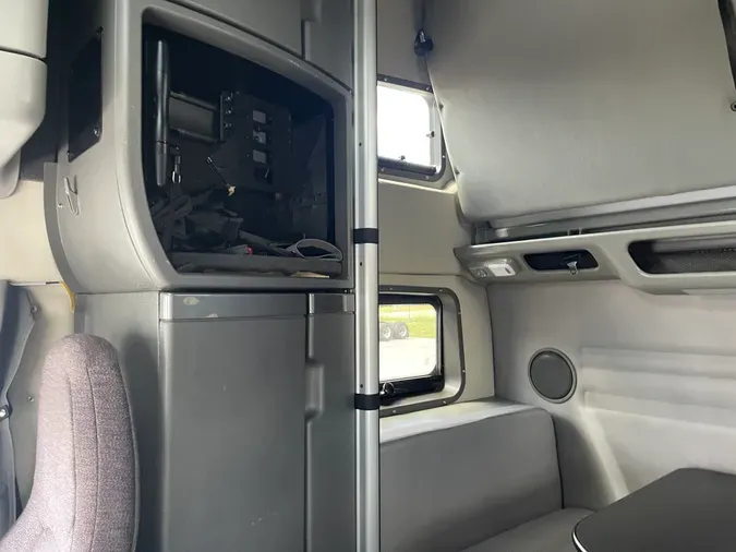 2023 VOLVO VNL64T860
